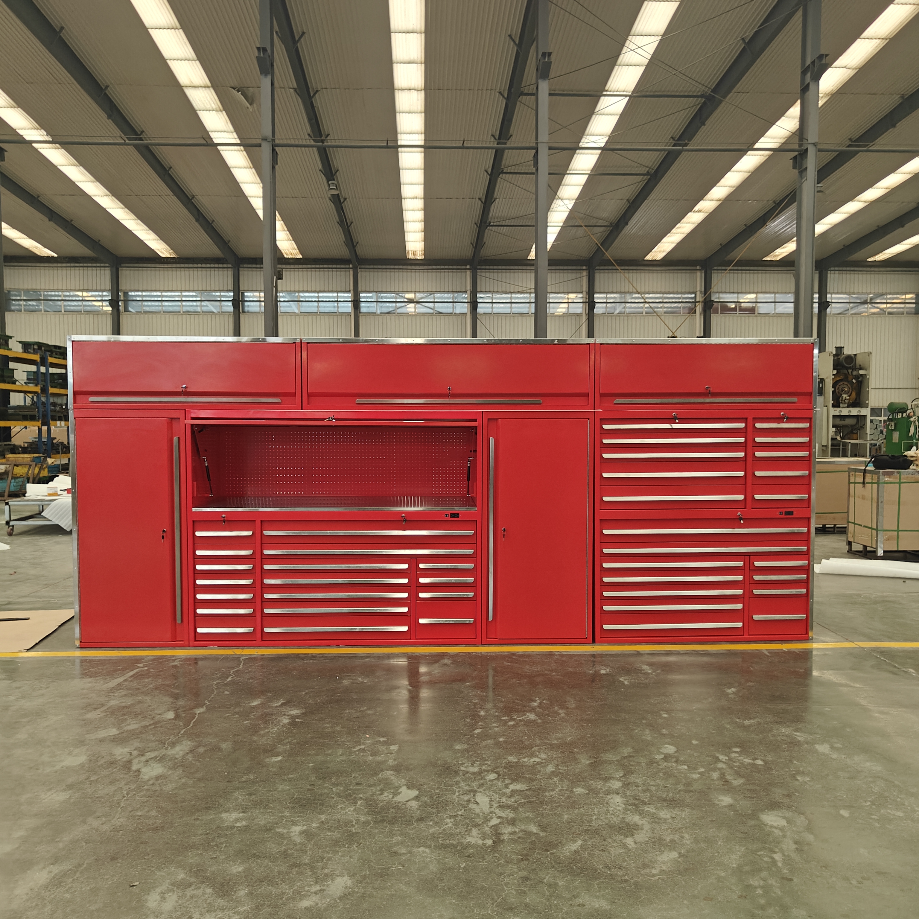 Armoire de garage à outils rouge