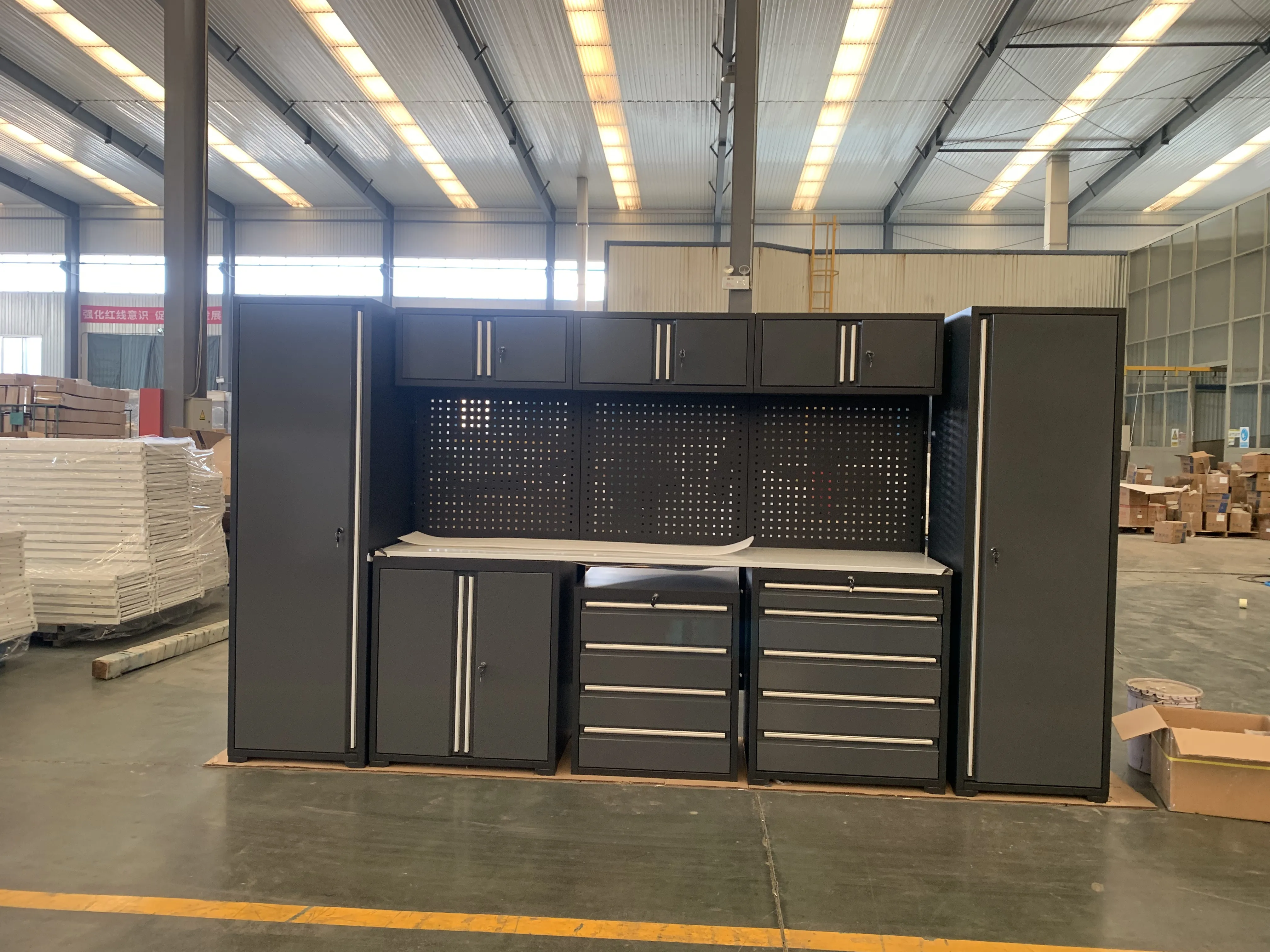 Armoire à outils multifonctionnelle en métal