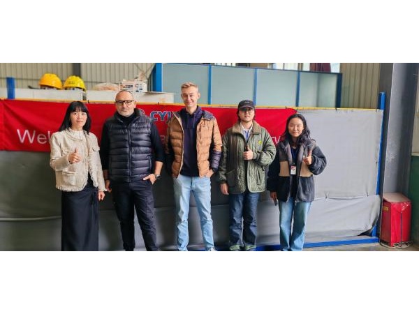 Le représentant polonais visite CJYJ pour une visite amicale.