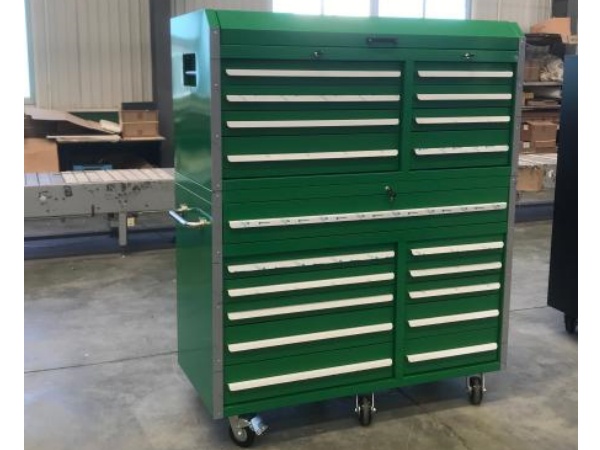 Armoire de garage en métal sur roues
