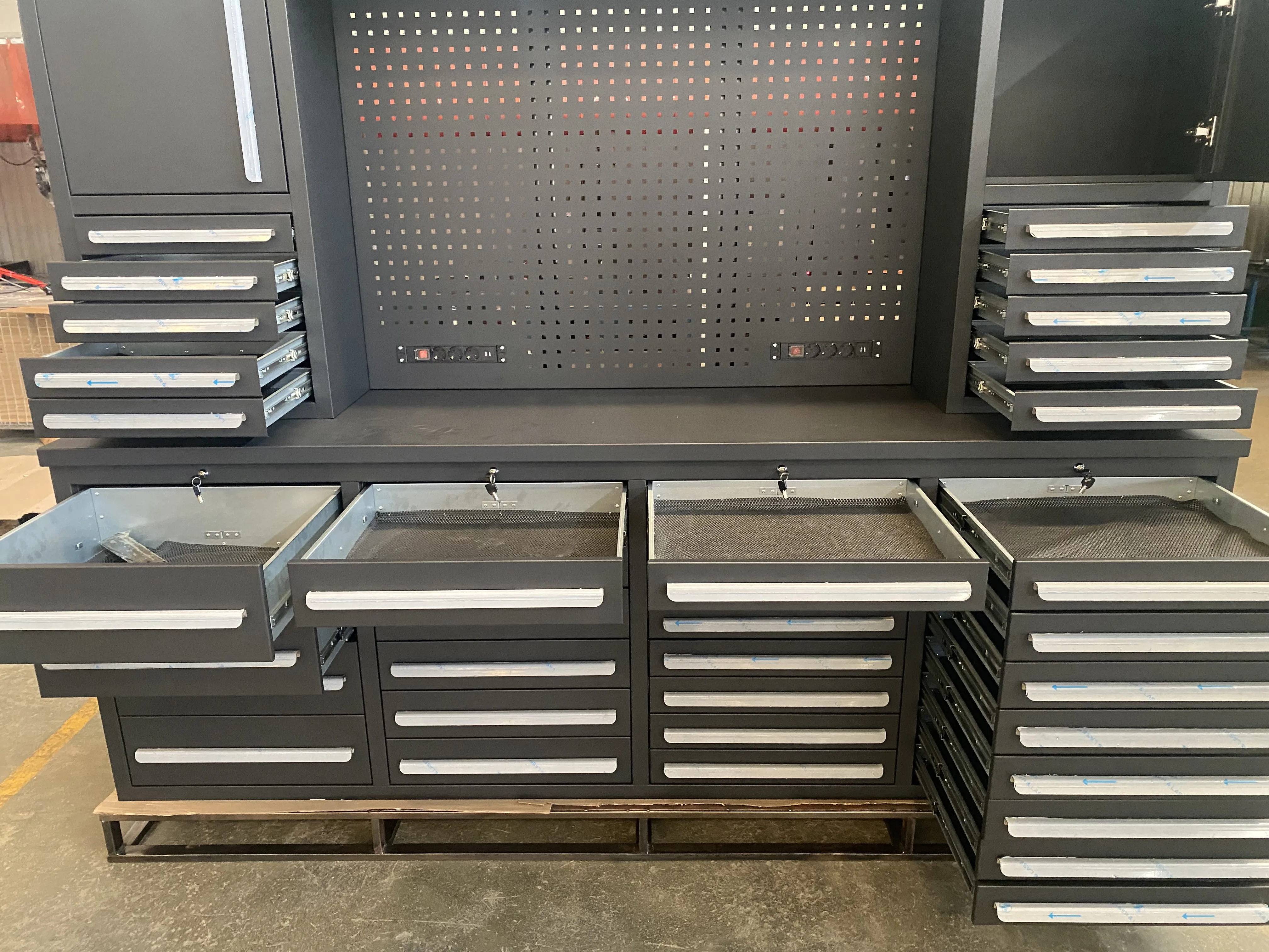 Nous sommes allés à l'usine pour inspecter la qualité de l'armoire à outils.