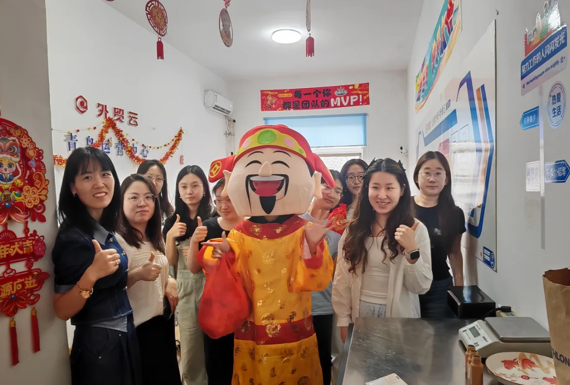 Les gens posent pour une photo sur God of Wealth Festival