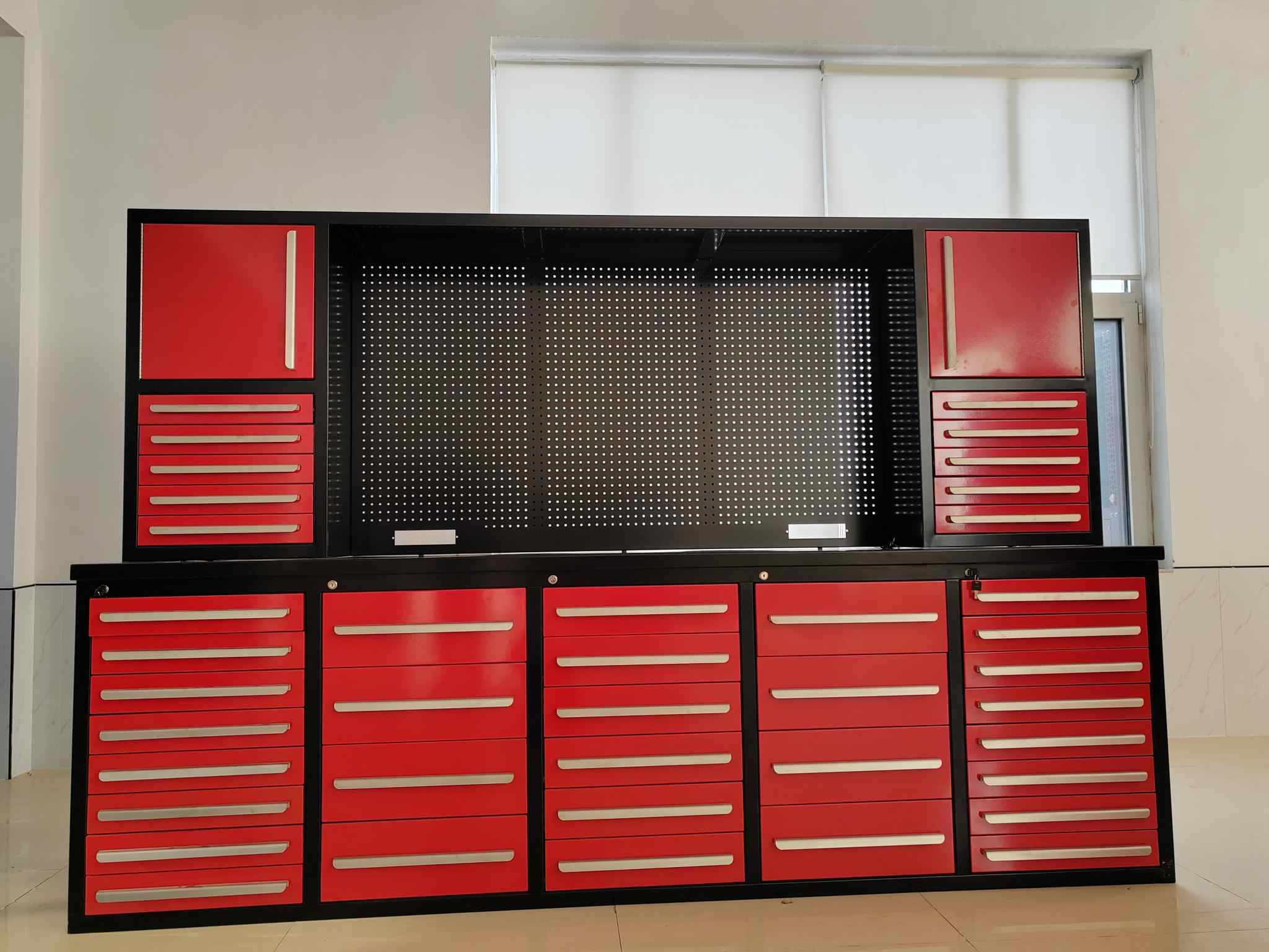 Armoire à outils en métal rouge
